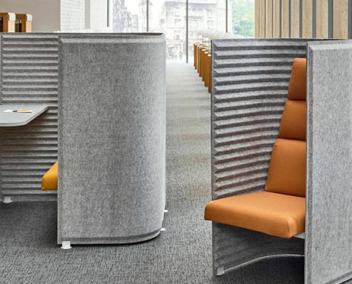 Billede af Soundroom sæder i et spændende design, der passer ind i det moderne kontormiljø. Sæderne er indrammet af filtpaneler, som fås lave eller høje. De skærmer for andre, og de virker lydabsorberende.