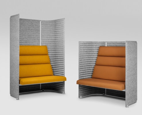 Billede af Soundroom sæder i et spændende design, der passer ind i det moderne kontormiljø. Sæderne er indrammet af filtpaneler, som fås lave eller høje. De skærmer for andre, og de virker lydabsorberende.
