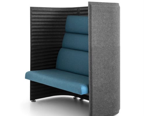 Billede af Soundroom sæder i et spændende design, der passer ind i det moderne kontormiljø. Sæderne er indrammet af filtpaneler, som fås lave eller høje. De skærmer for andre, og de virker lydabsorberende.