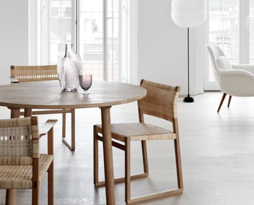 Billede af Stole med flet af hørgjorde eller med sjeneflet i sæde og ryglæn. Stolene fås i lakeret eg eller sortmalet eg, og de fås med eller uden armlæn. Designet af Børge Mogensen i 1958.
