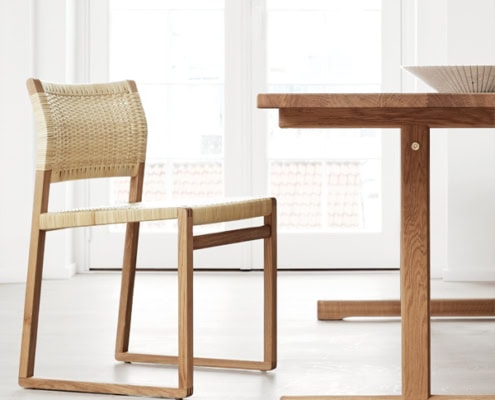 Billede af Stole med flet af hørgjorde eller med sjeneflet i sæde og ryglæn. Stolene fås i lakeret eg eller sortmalet eg, og de fås med eller uden armlæn. Designet af Børge Mogensen i 1958.