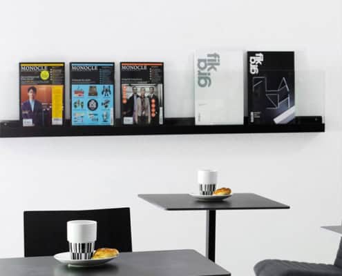 Billede af brochure display med glasfront lodret eller skråtstillet. Fås i flere længder med glas i flere højder.