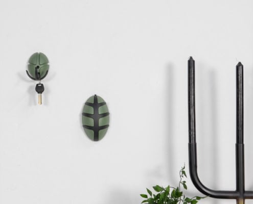 Billede af Vægkroge fra hollandske Spinder Design. Vælg Bug med 7 kroge eller Tick med 3 kroge.