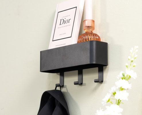 Billede af Jakkekroge med lille hylde fra Spinder Design. Knagerækkerne fås i 3 størrelser og 4 farver.