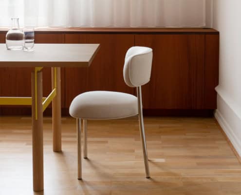 Billede af Font mødestole fra Møbel Copenhagen. Polstrede stole med enkelt rygstøtte eller gennemgående armlæn.