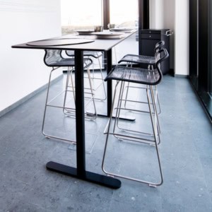 Billede af Montana Panton One barstole med håndflettede sæder og stel i rustfrit stål. Stolene kan også anvendes udendørs.