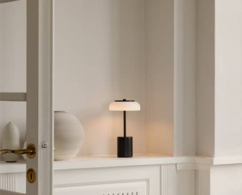 Billede af Blossi Mini bordlampe, som oplades med USB-C stik. Også egnet udendørs.