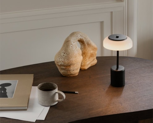 Billede af Blossi Mini bordlampe, som oplades med USB-C stik. Også egnet udendørs.