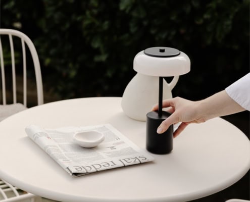 Billede af Blossi Mini bordlampe, som oplades med USB-C stik. Også egnet udendørs.