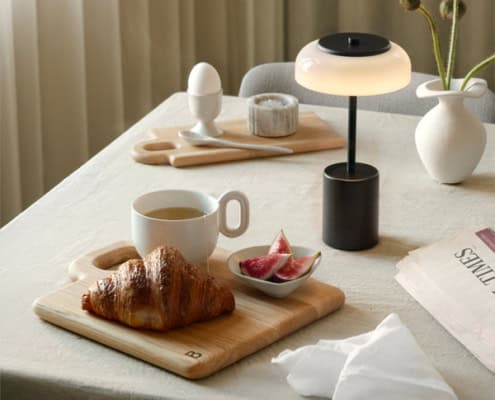 Billede af Blossi Mini bordlampe, som oplades med USB-C stik. Også egnet udendørs.