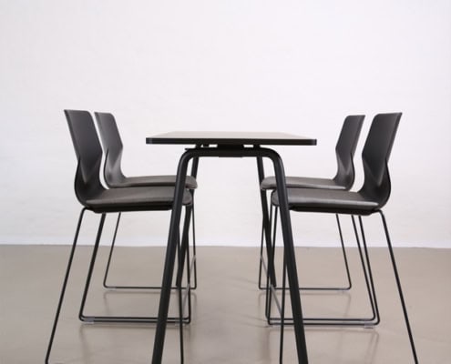 Billede af Bord med skrå ben, som er velegnet både som kantinebord, som cafebord og til undervisnings lokalet. Bordet er smalt, af et let og enkelt design. Det kan klappes sammen, og de integrerede hjul gør det nemt at flytte rundt.