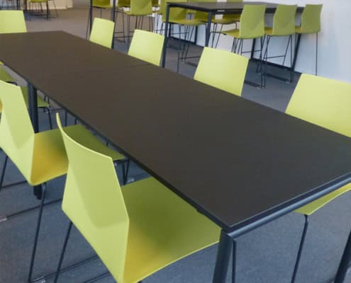 Billede af Fleksibel stol med medestel med en skal støbt i kunststof med forstærkning af glasfiber. Det V-formede ryglæn giver en yderst komfortabel sidde oplevelse. En superstabler stol, som kan stables i op til 30 stole.