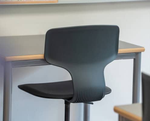 Billede af IF Chair skolestol, fremstillet af genbrugsplast med hjul i sortlakeret eller poleret aluminium. Sæde/ryg fås i 4 farver.