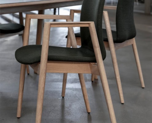 Billede af Mood armstol med stel i egetræ og en sæde-skal i genbrugsplast. Den klassiske stol fås uden polstring, med indvendig polstring eller fuldpolstret.