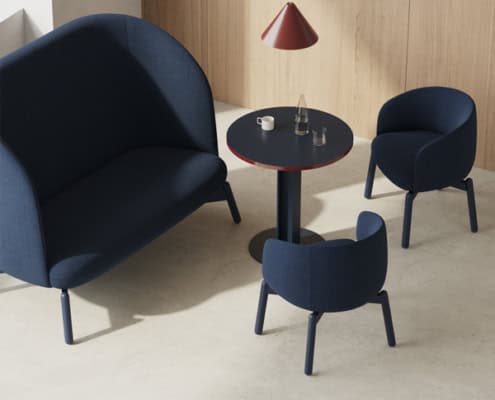 Billede af Nest Easy lounge serie, sæder med høj eller lav ryg til en rolig stund. Sæderne er fuldpolstrede, og de fås med eller uden påmonteret bordplade. Desuden fås puder i to størrelser, der passer til.