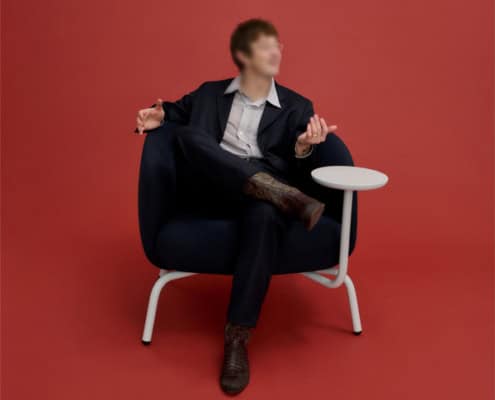 Billede af Nest Easy lounge serie, sæder med høj eller lav ryg til en rolig stund. Sæderne er fuldpolstrede, og de fås med eller uden påmonteret bordplade. Desuden fås puder i to størrelser, der passer til.