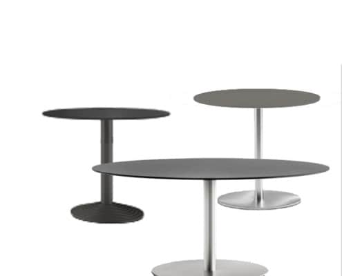 Billede af IF cafeborde med runde bordplader i hvid eller sort laminat. Søjler i blankpoleret stål.
