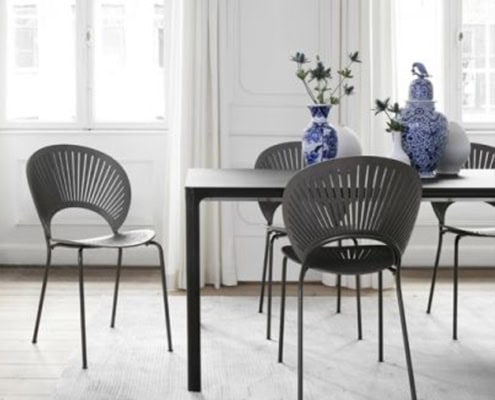Billede af Kantinestol Trinidad, en klassisk flot, dansk designer stol med en skal i formspændt finer. Trinidad stolen har et flot let design, der giver et spil igennem udfræsningerne. Stolen har en god komfort, og den tilbagelænede sædevinkel gør den rar at sidde i over længere tid.