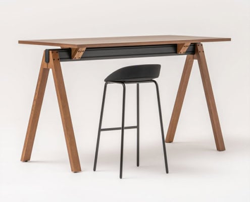 DC Kontormøbler viser højbord på buk. Et robust bord egnet til mødelokaler, lounge områder og cafeer.