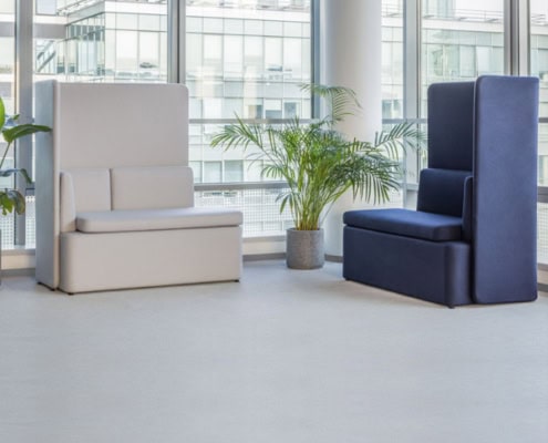 Billede af Lounge sofa system, som kan sammensættes på mange måder. Skærme kan monteres på bagsiden eller bruges til at skabe en lukket gruppe.