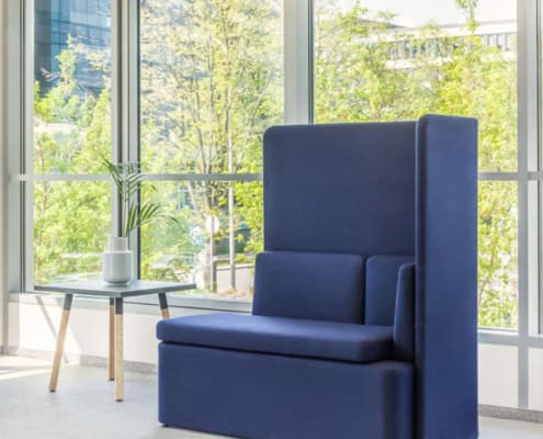 Billede af Lounge sofa system, som kan sammensættes på mange måder. Skærme kan monteres på bagsiden eller bruges til at skabe en lukket gruppe.