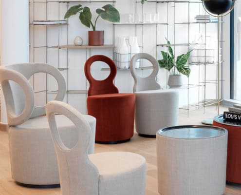 Billede af Loungestol Eye i et trendy design. Kombinationen af en stol og en puf, med en udmærket komfort til det korte ophold.