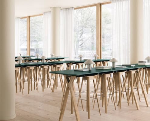 DC Kontormøbler viser Udført i massivt træ med hvid laminat bordplade, som standard. Fås også med rund bordplade.