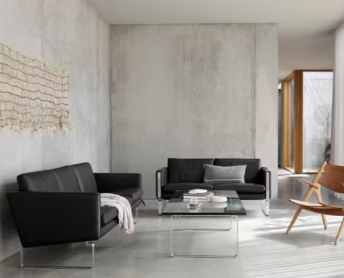 Billede af Wegner sofaserie er en del af Hans J. Wegners CH100 serie fra 1970. Stel i børstet stål, og hynder betrukket med læder.