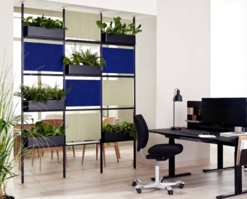Loftmonteret rumdeler med akustikplader og planter