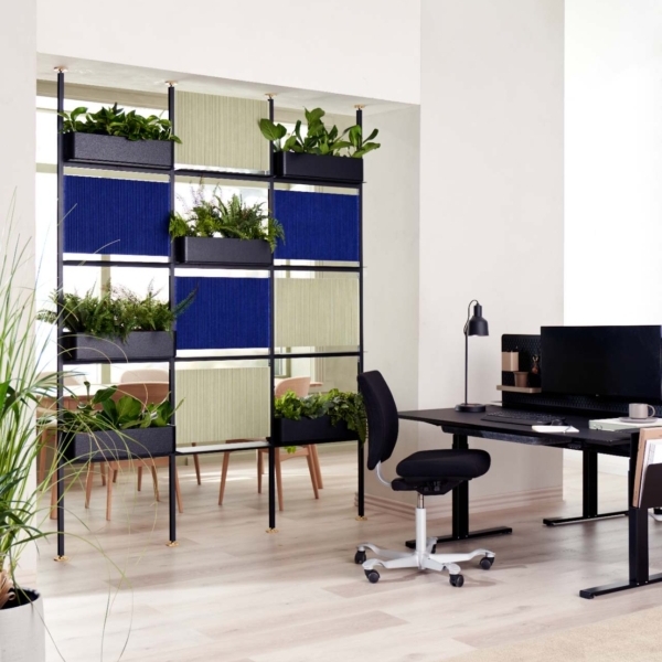 Loftmonteret rumdeler med akustikplader og planter